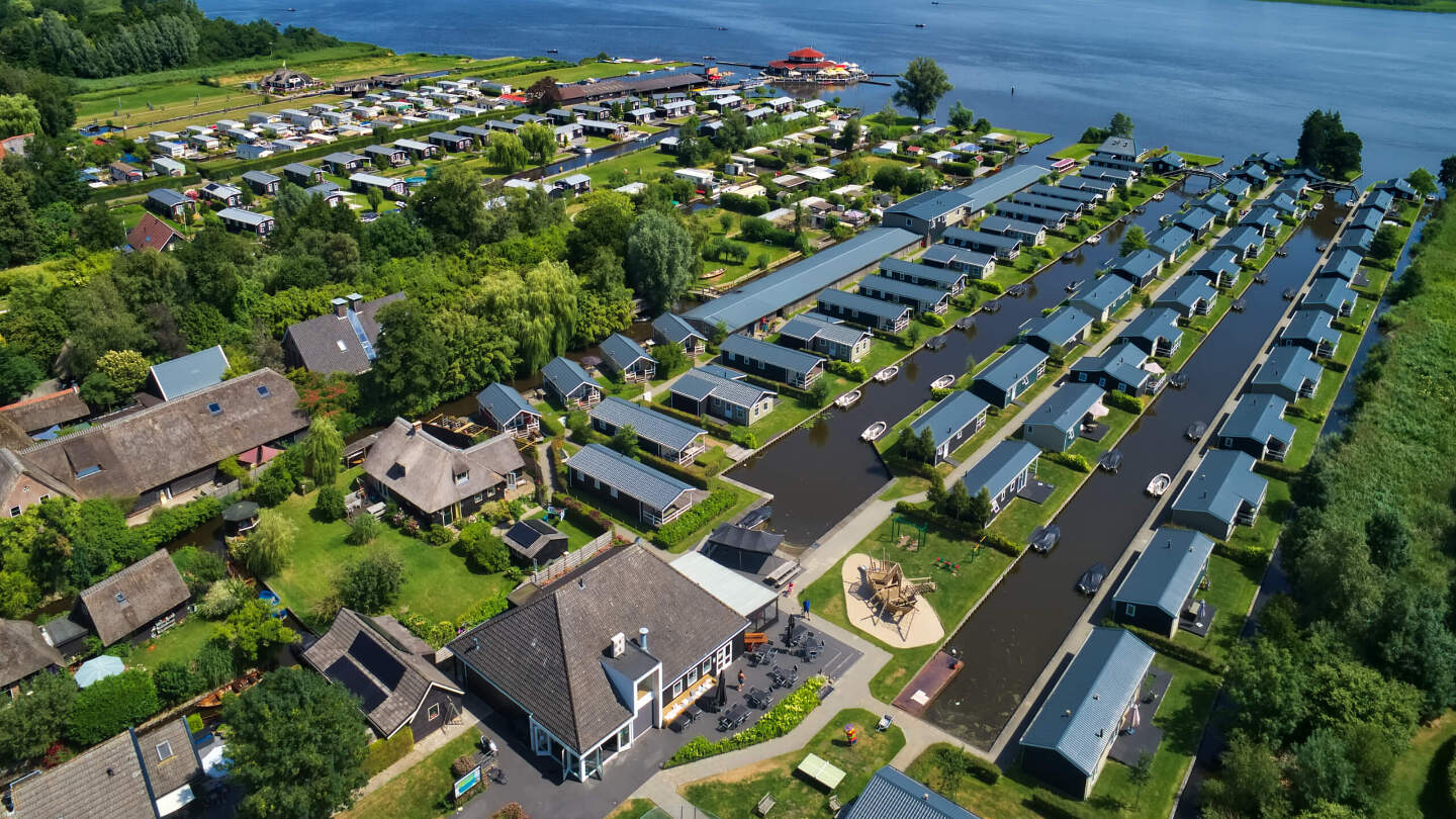 В исторической части из дорог с твердым покрытием есть только узкая велосипедно-пешеходная