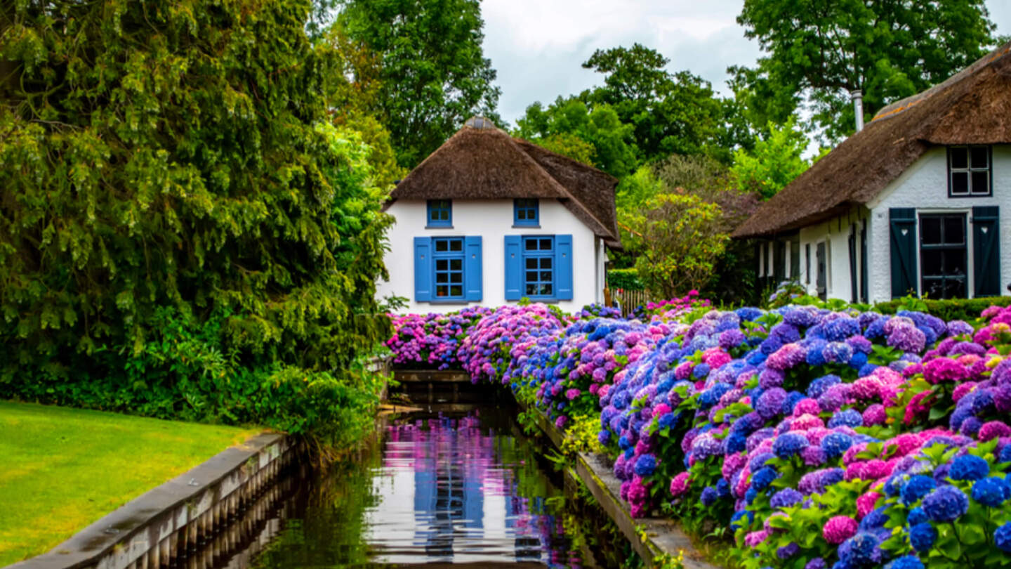 Жители используют лодки для поездок на работу, в магазины и на другие нужды. Каждый дом имеет свой причал, где можно оставить лодку