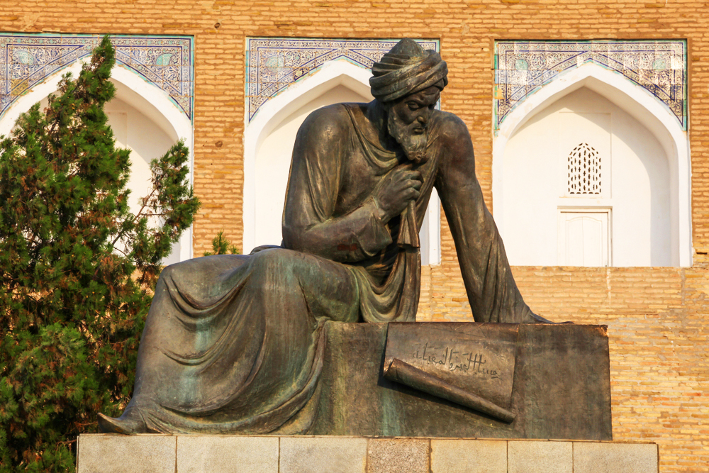 Памятник Аль-Хорезми, автору труда «Китаб аль-джебр ва-ль-мукабала», в Хиве, Узбекистан
