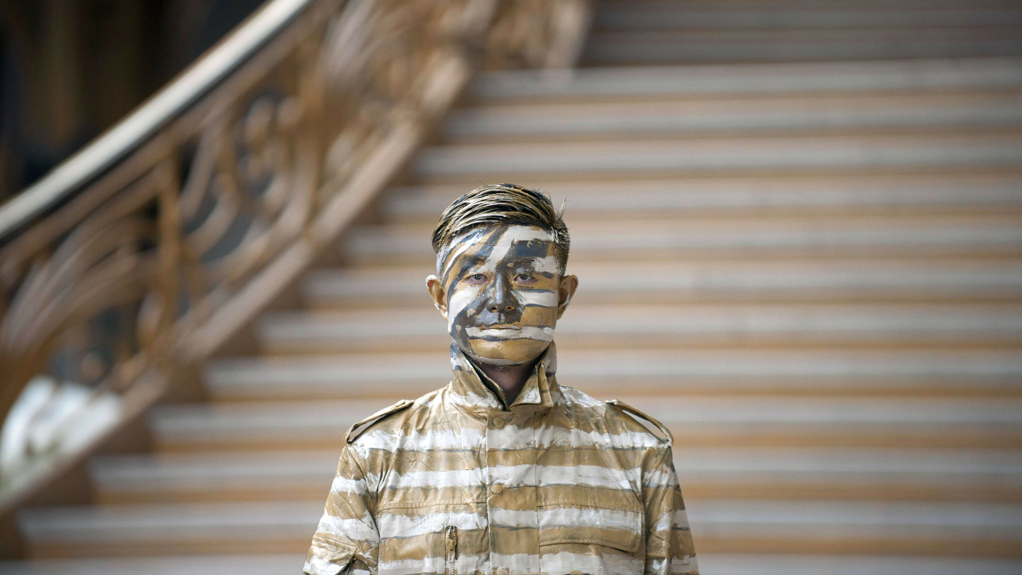 Китайский художник Лю Болин известен своими фотошедеврами, на которых он загримирован так, что полностью пропадает на фоне окружающей среды