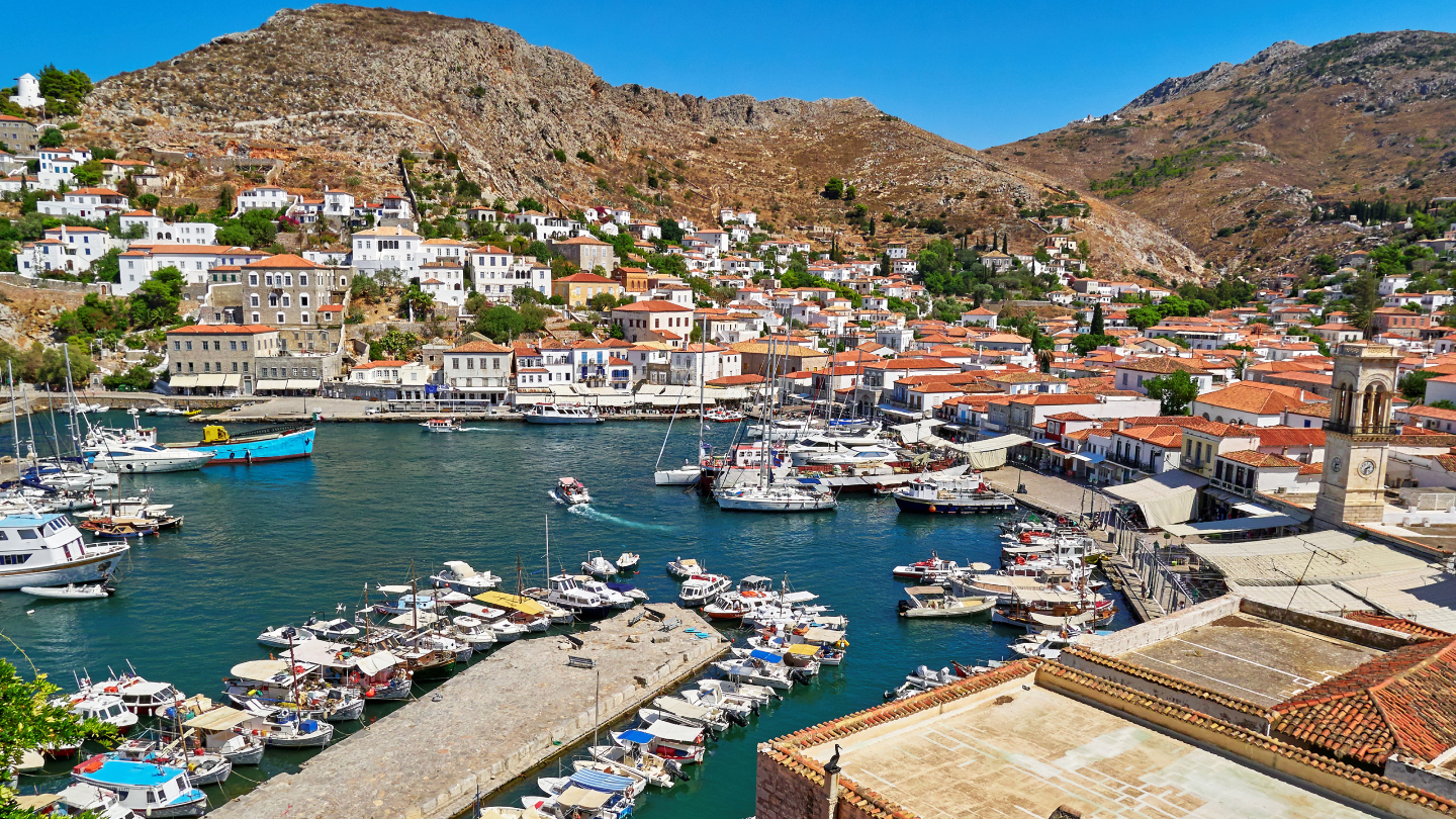 Остров находится в заливе Сароникос близ восточного побережья полуострова Пелопоннес, отделен от него одноименным проливом