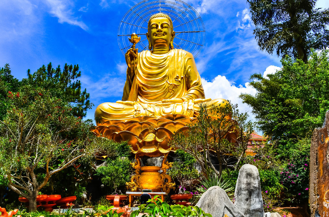 Статуя Будды в городе Далат
