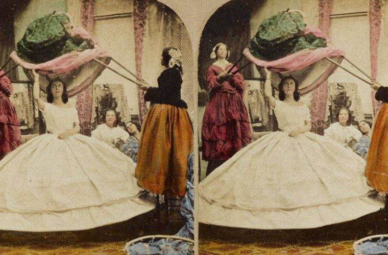 Стереокарта под названием «Тайны кринолина» показывает неудобства, которые испытывали женщины