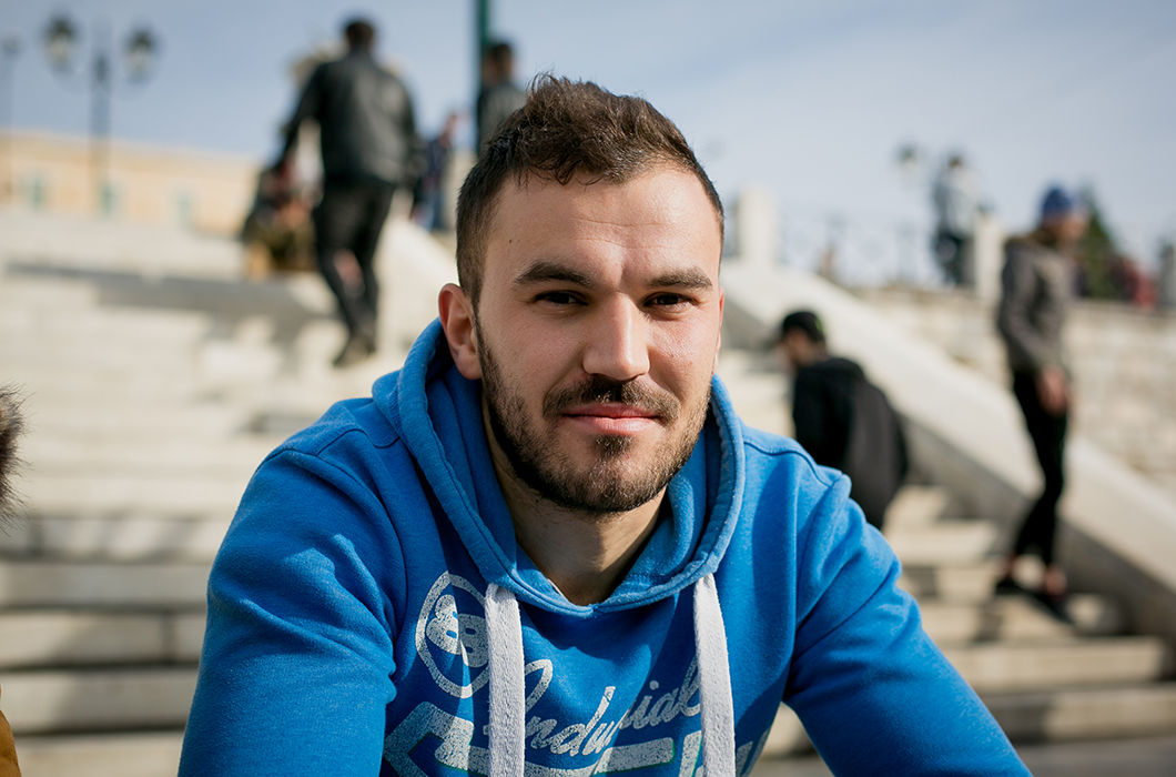 «Спасибо», «Привет», «Как дела», «Давай». У вас невероятно красивые девушки! Каждый раз удивляюсь, когда вижу туристок из России. Мне нравятся светлые волосы и светлая кожа. Правда, люди из вашей страны не слишком много улыбаются, но это только при первой встрече. (Тили Демей, водитель, 27 лет)