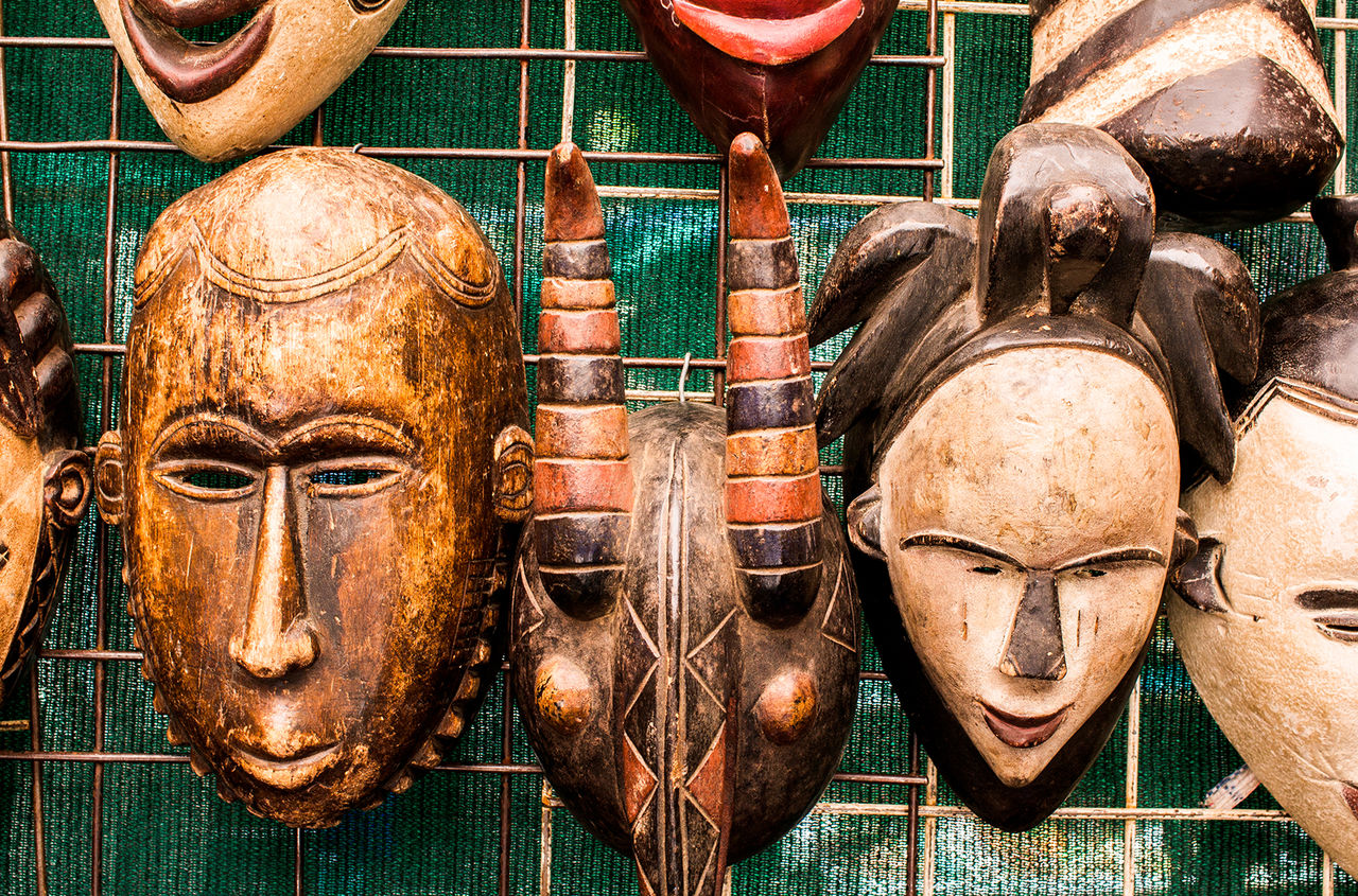 Красочные африканские маски на рынке в Кейптауне