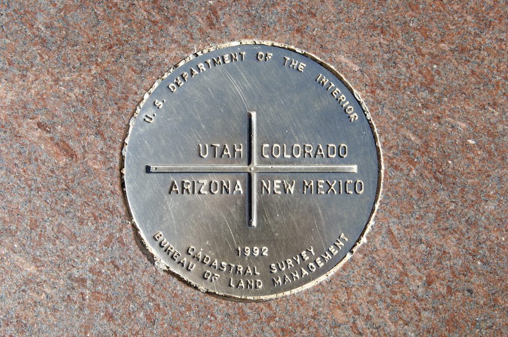 Монумент Четырех углов. Геодезический знак в месте пересечения границ четырех штатов