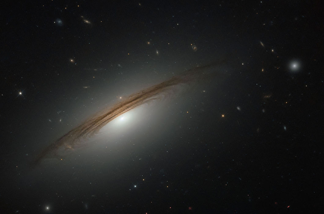 Галактический гибрид. Галактика UGC 12591 классифицируется как галактика S0 / Sa, это нечто среднее между линзовидной и спиральной галактикой. Она находится на расстоянии около 400 млн световых лет от нас и невероятно массивна — в четыре раза больше массы