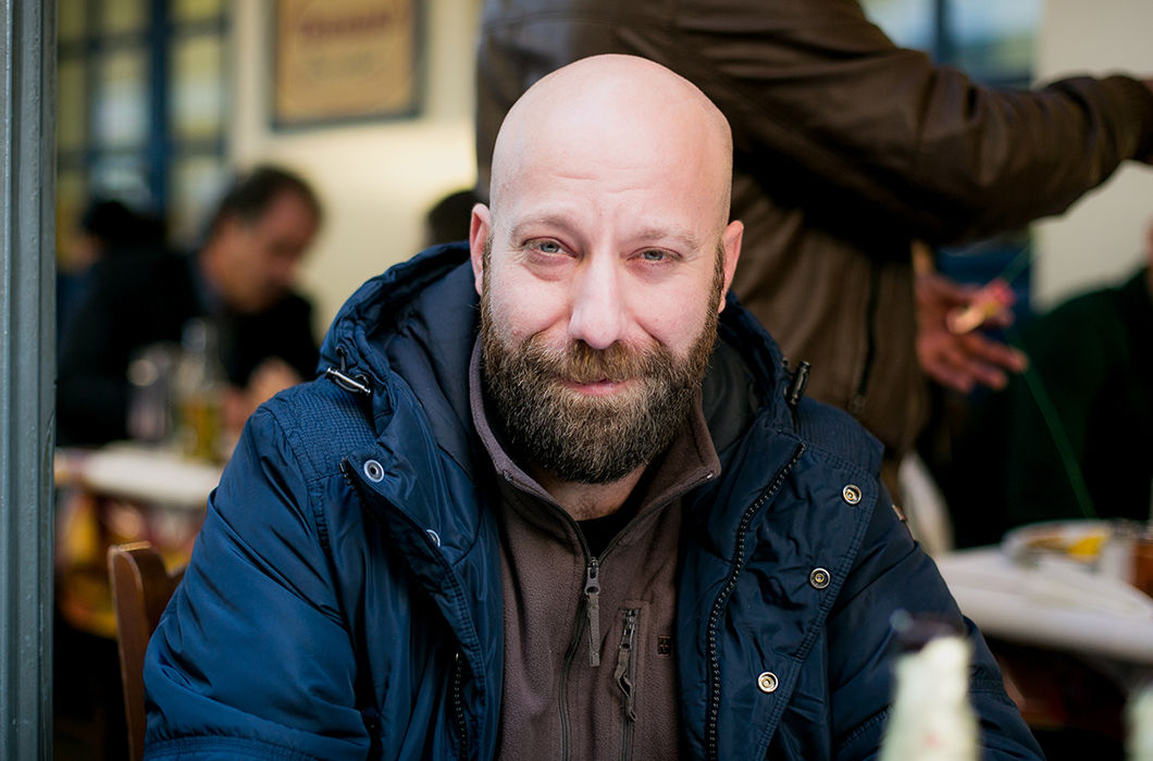 Чайковский, Маркс и Ленин. Хотя Маркс — он же не из России...(смеется) Еще я знаю, что вы делаете из рыбы очень вкусное блюдо. Забыл, как называется. Выглядит, как маленькие красные шарики. — Точно! Икра! Я встречался с русской девушкой, и она иногда рассказывала мне о вашей кухне. (Андре Анагностополос, логист, 39 лет)