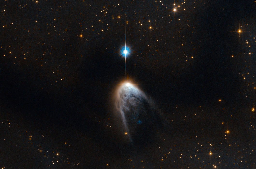 Рождение звезды. В центре молодая звезда IRAS 14568-6304, покрытая дымкой золотого газа и пыли, которые она взяла из своего родительского облака для формирования © ESA / Hubble & NASA