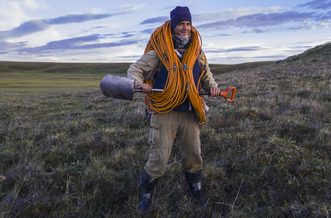 Младший научный сотрудник ИГМ СО РАН Андрей Картозия с 30 кг на плечах в предвкушении завершающей части геологического маршрута — вечернего променада по тундре до НИС «Остров Самойловский». Переносимая им так называемая «коса» представляет собой кабель, к