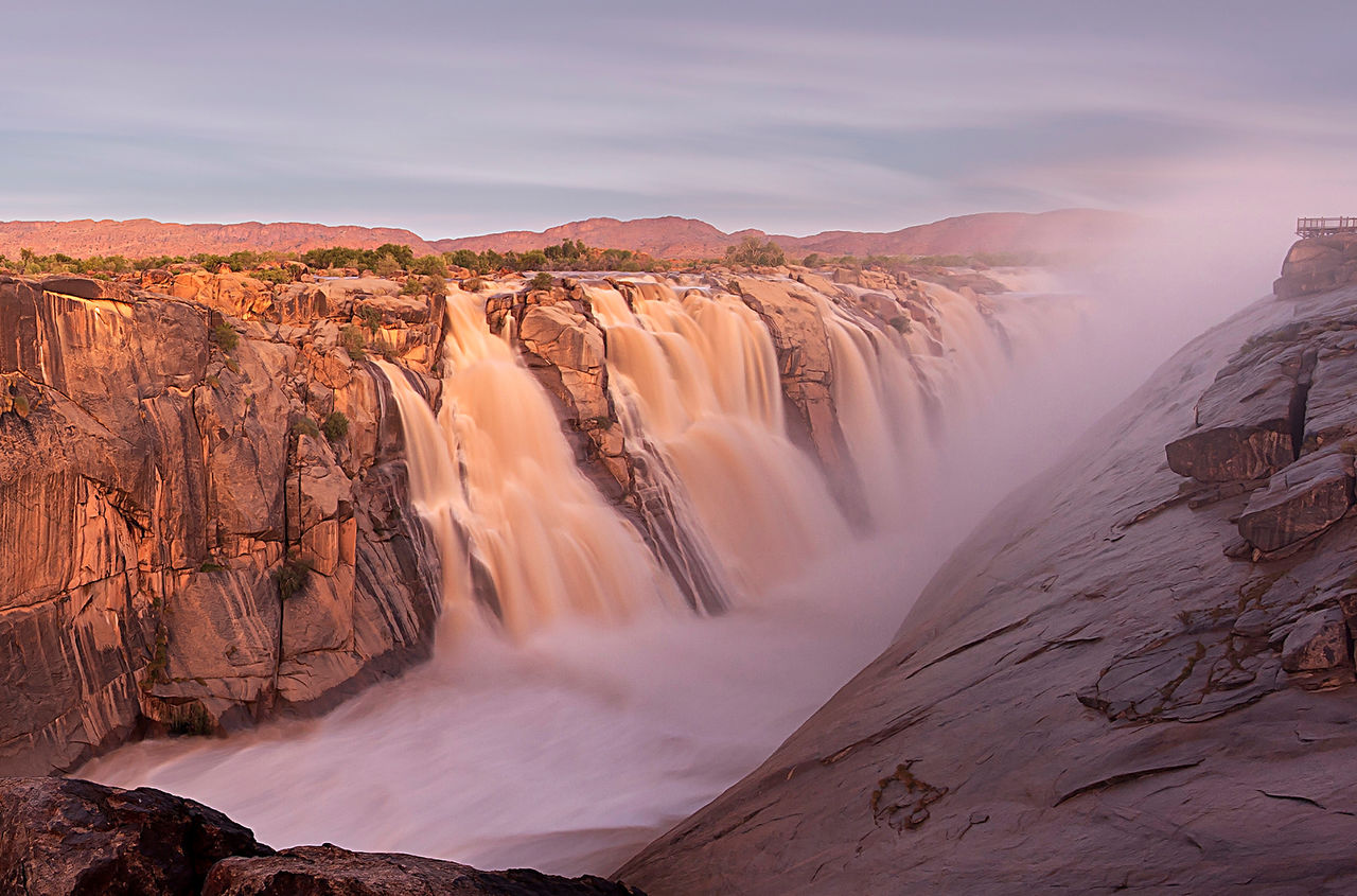 Водопад Ауграбис падает в двухсотметровое ущелье реки Оранжевая