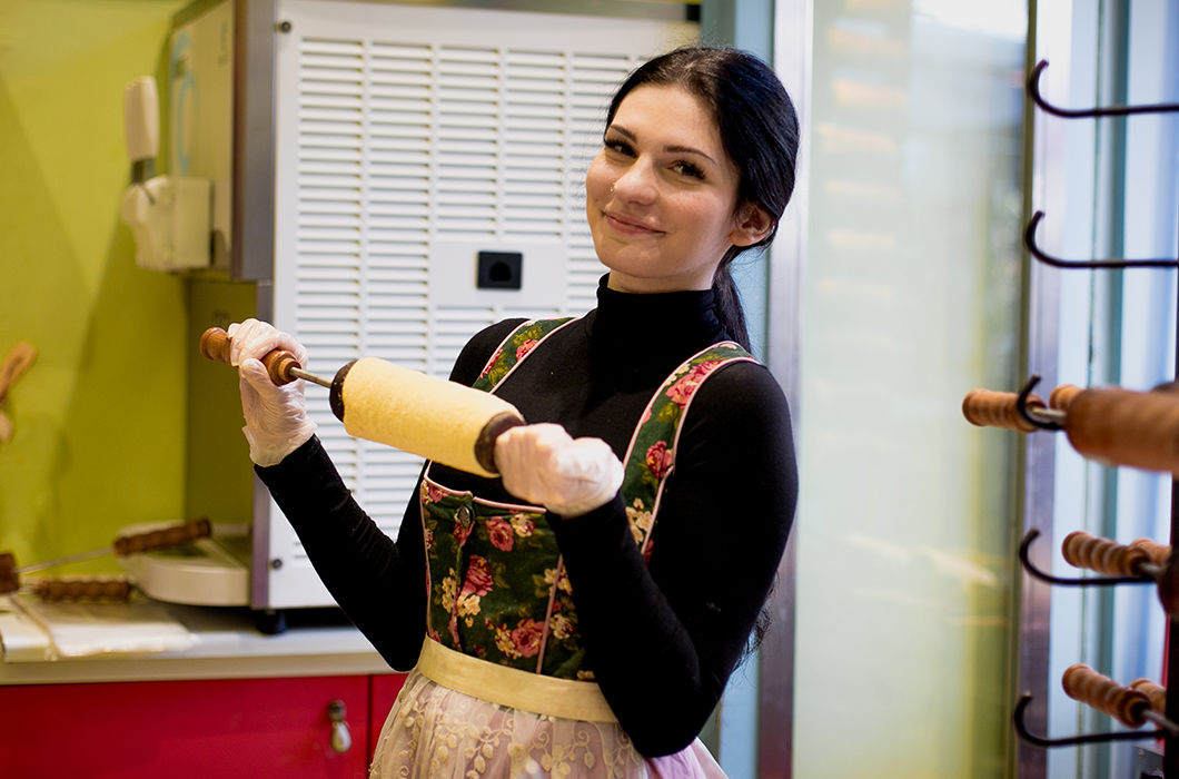 Красная армия. Толстой, Достоевский. Водка «Столичная». Еще знаю несколько слов: «cпасибо», «здравствуйте» и это, как же его… «ба-бу-шка». Я никогда не была в этой стране, поэтому знаю не слишком много (Эва Ветула, продавец-кондитер, 21 год)