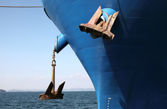 Якорь спускают в воду