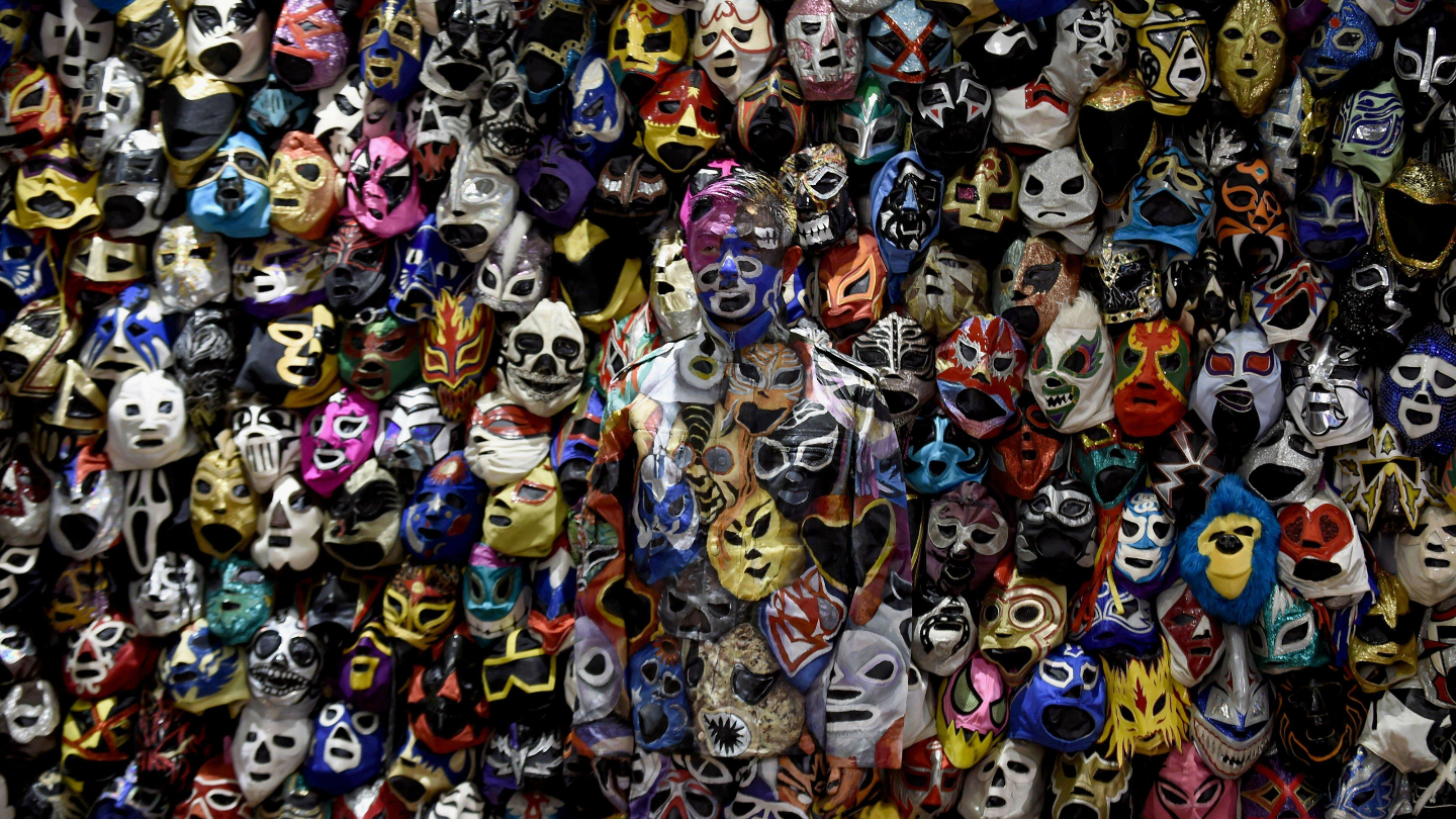 Ему порой приходится по десять часов стоять на месте будущего кадра