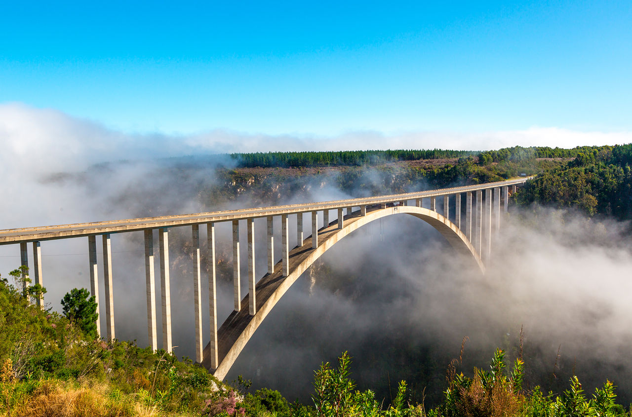 Мост Блукранс на Садовой дороге (Garden Route) — 300-километровом участке юго-западного побережья Южной Африки, любимое место бейсджамперов