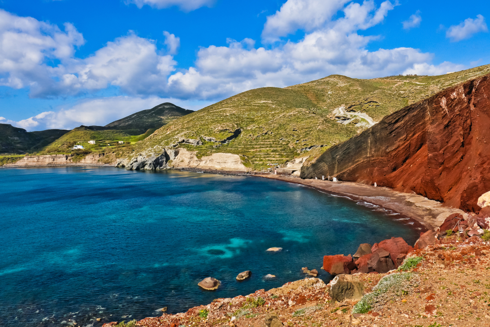 Еще один интересный пляж — Акротири. Здесь в песке вы встретите оттенки красного и розового, потому что цвет ему дает лавовая крошка из разлома скалы