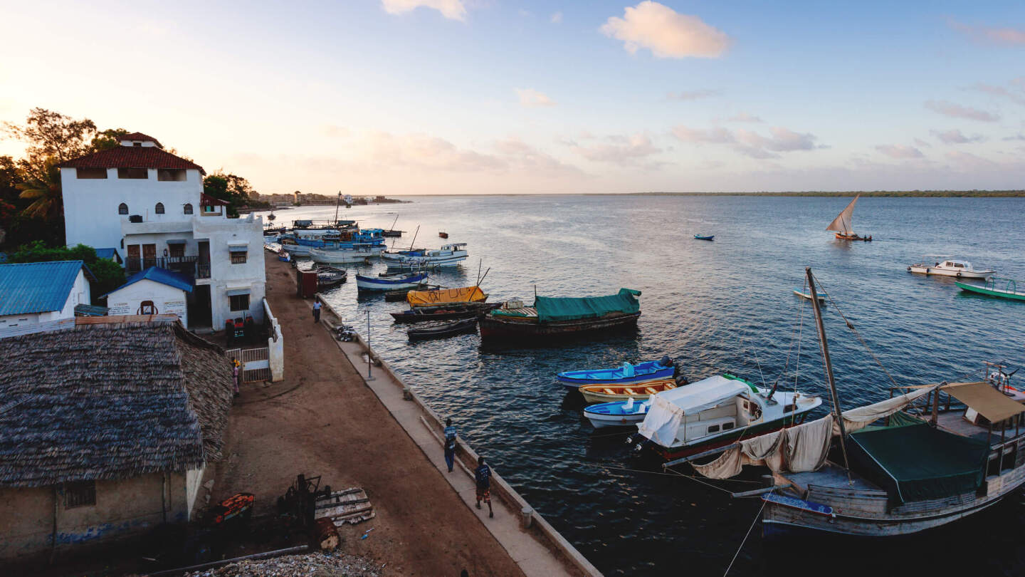 Ламу — один из первых населенных пунктов народа суахили на побережье Восточной Африки. Считается, что город основан в 1370 году