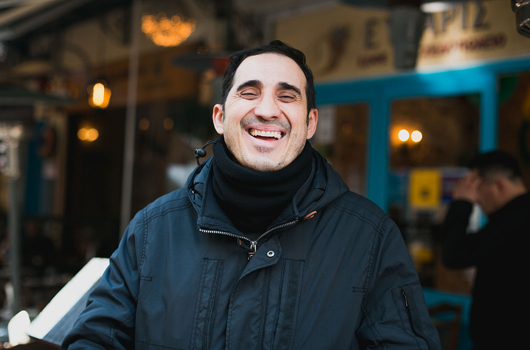 Россия — большая страна, но я знаю о ней не слишком много. Могу судить только по туристам, которых вижу каждый день. Русские довольно приветливы, добры. Но мало улыбаются. Они не похожи на людей из других стран — слишком застенчивые. Чаще всего я даже не могу пообщаться с ними и узнать больше о России и ее жителях, потому что практически никто не говорит на английском. (Костас Барумас, хостес, 43 года)