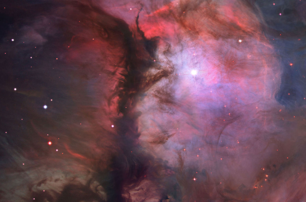 Астрономы называют эту область миниатюрной туманностью Ориона из-за ее небольшого размера и единственной звезды, которая ее формирует. Туманность M43 находится на расстоянии около 1600 световых лет от Земли © NASA, ESA, M. Robberto, STScI and the Hubble S