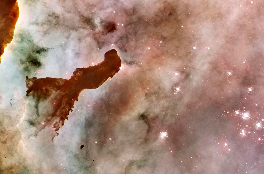 Столб водорода. На подробном изображении туманности Киля мы видим башню из холодного водорода. Звездное скопление Трюмплер 14 расположено с правой стороны. Еще ниже — еще один столб холодного молекулярного водорода, называемый глобулой Бока (глобулой наз