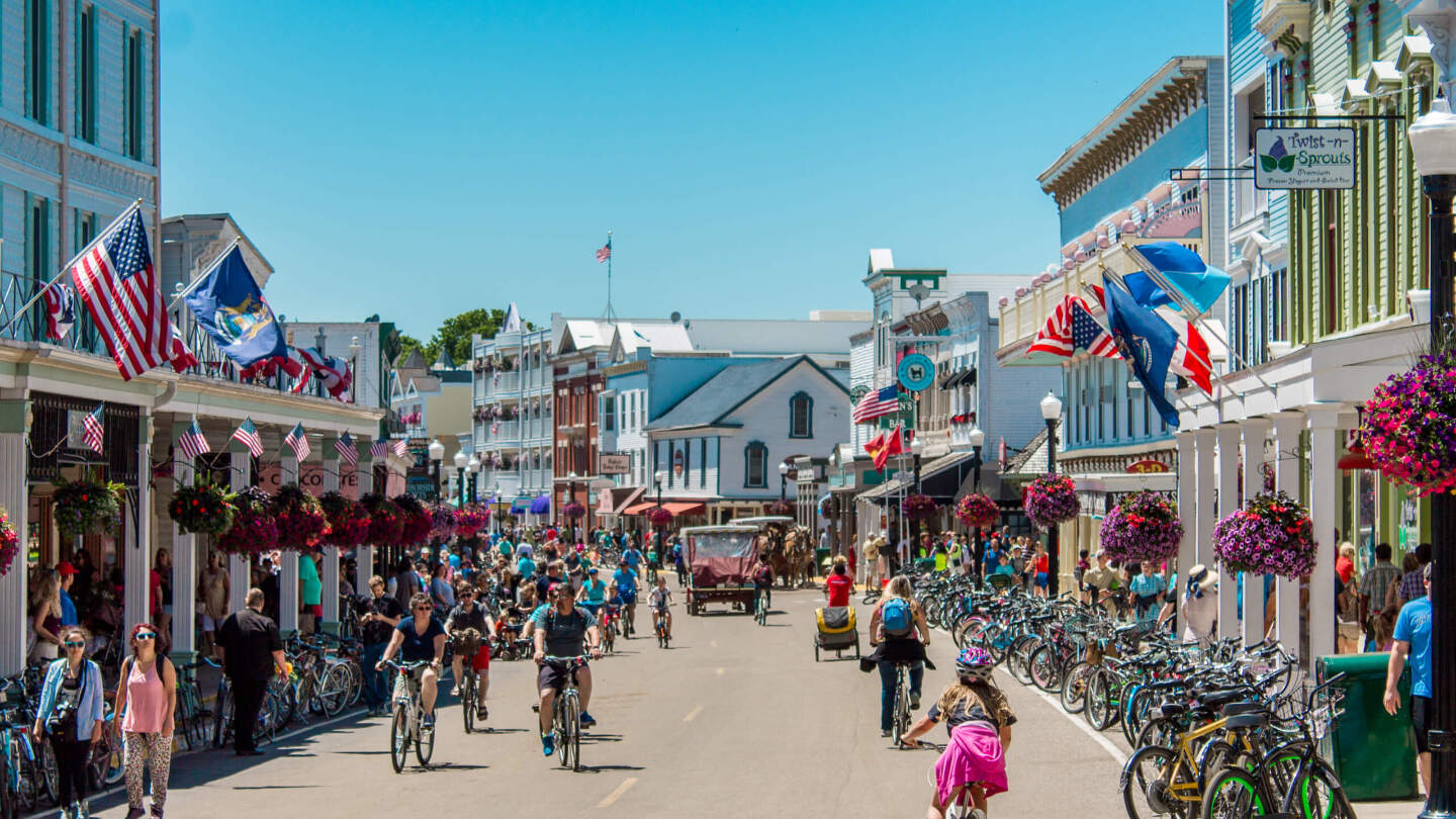 Остров Макино находится в одноименном проливе, соединяющем озера Гурон и Мичиган