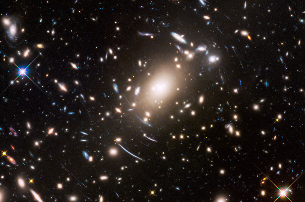 Массивная деформация пространства. В центре этого изображения находится огромное скопление галактик Эйбелл S1063, расположенное на расстоянии 4 млрд световых лет. Существование 51 галактики подтверждено учеными, и еще 400 предстоит подтвердить. Кластер ок